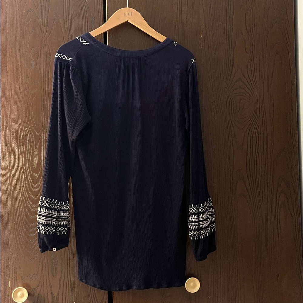 Market & Spruce long sleeved navy blue top with embroidery. Size Medium. - Picture 6 of 8